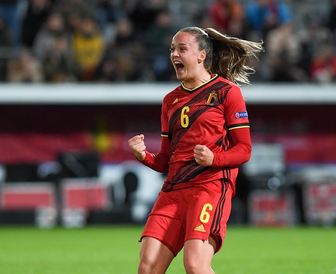 De Caigny tijdens haar vijf goals tegen Litouwen.
