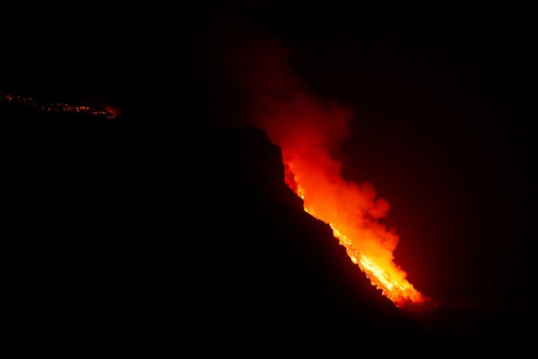 Lava stroomt de zee in en reageert met het zoute water in de haven van Tazacorte, op La Palma. Beeld REUTERS