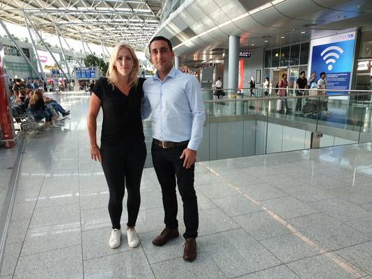 Murat Memis en Lilian Marijnissen op het vliegveld van Düsseldorf.