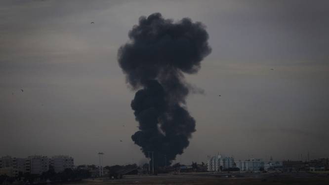 Les forces de Kadhafi tirent à l'arme lourde sur Benghazi