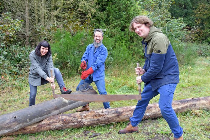 Het bos in Clinge wordt een werk- en ontmoetingsplaats voor Nederlanders en Belgen, gevat in Clingse verhalen en geveld hout. (Vlnr) Initiatiefnemers Tamara Esseling, Lars Senders en Kris Drieghe van Hrins Collectief.