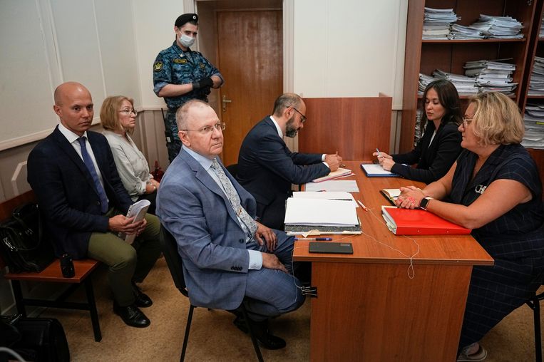 Een team juristen van Sochnoet bereidt zich voor op de rechtszitting in Moskou waarbij het ministerie van Justitie de Russische afdeling van de Israëlische organisatie wil verbieden. Beeld AP