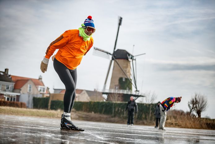 Harry Bakker, hier twee jaar geleden op de ijsbaan in Terheijden, heeft de schaatsen weer uit het vet gehaald. Ook al zit die tocht in Friesland er niet in. ,,Maar schaatsen kan je op veel plaatsen.''