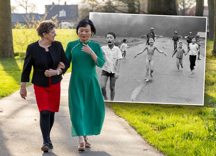Phan Thị Kim Phúc (61) wandelt met Corrie Gerritsen (76) in ’t Loo. Inzet: de historische foto.