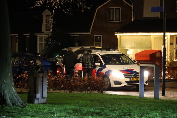 Voorlopig is het nog rustig op straat in Veen (21.00 uur).