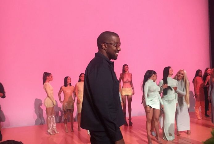 Kanye West presenteert de eerste pornhub awards.