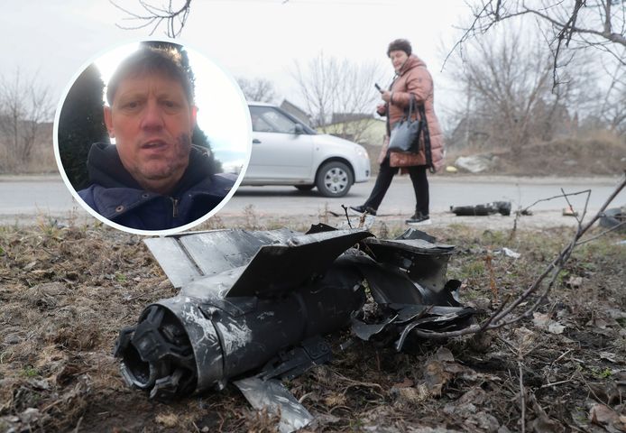 Een vrouw loopt langs de resten van en raket langs de weg ergens in Kiev in Oekraïne. Inzet:  Bart van der Vossen.