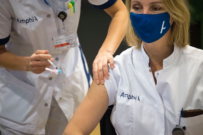 Een personeelslid van het Amphia Ziekenhuis wordt gevaccineerd.