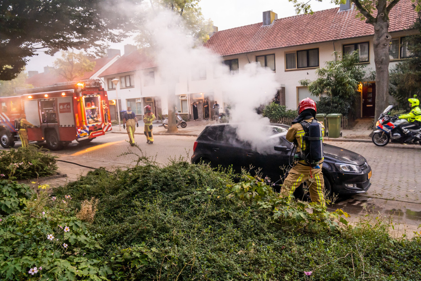 Auto in brand in Eindhoven, politie onderzoekt oorzaak Foto AD.nl