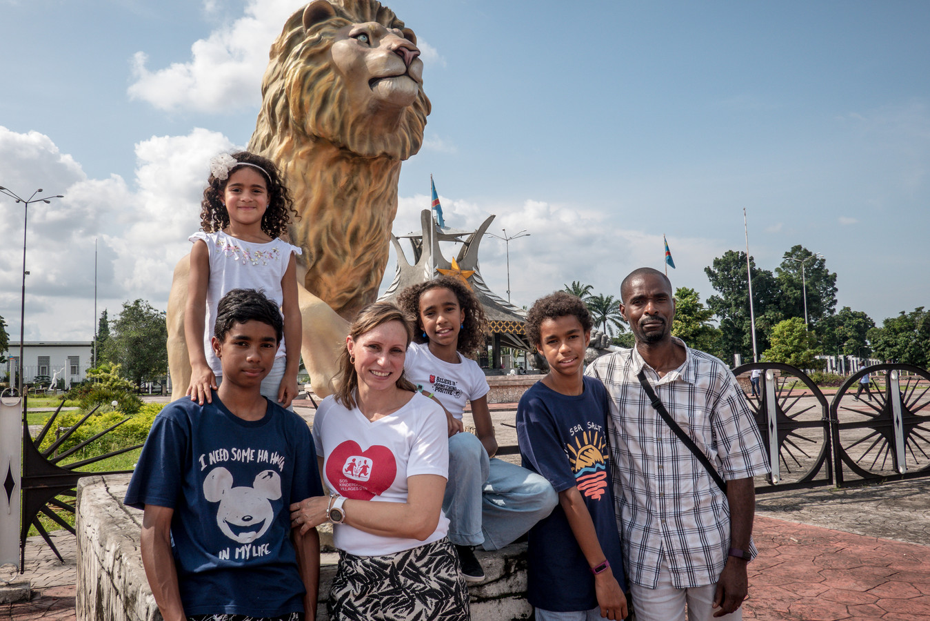 EXCLUSIEF. Kim Gevaert en Djeke laten kinderen kennismaken met Congo ...