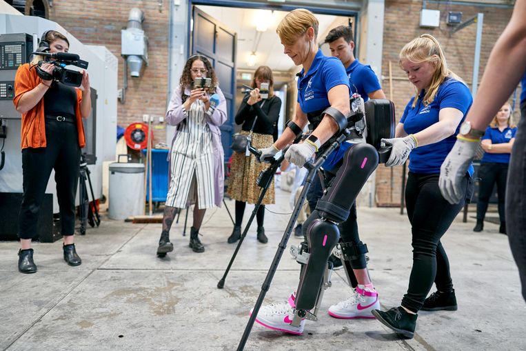 Een test met een exoskelet van het Delftse studententeam Project March. Jaarlijks werkt een groep studenten een ontwerp uit dat wordt getest door een piloot met dwarslaesie. Beeld Phil Nijhuis