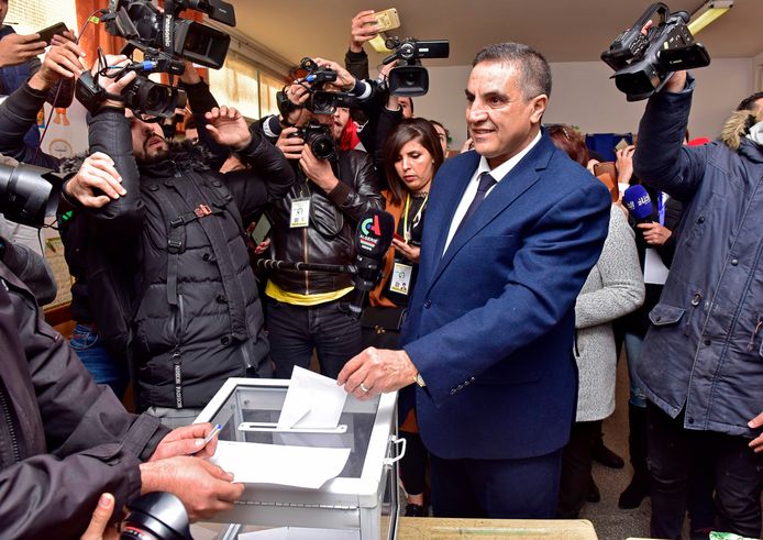 De Algerijnse presidentskandidaat Abdelaziz Belaid brengt zijn stem uit.
