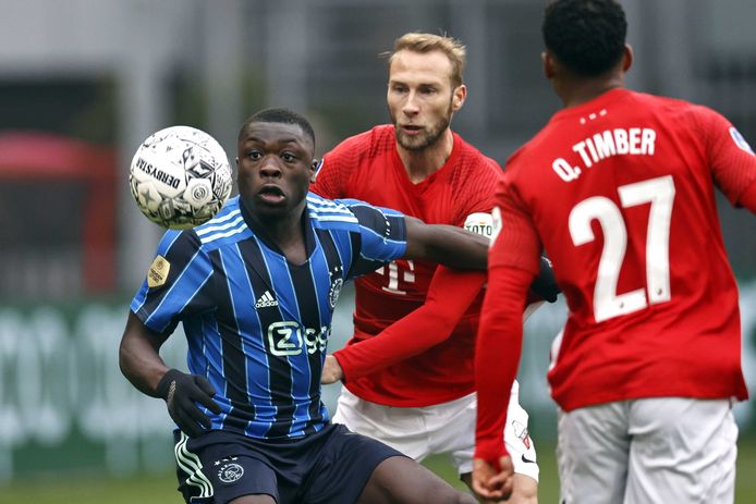 Brian Brobbey (l) in duel met Mike van der Hoorn.