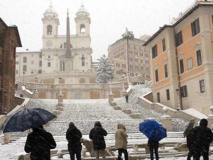 In Rome is de grootste hoeveelheid sneeuw sinds zes jaar gevallen. De burgemeester heeft uit voorzorg alle openbare scholen gesloten. Het leger is ingezet om wegen vrij te maken. Sneeuw is in Noord-Italië niet ongebruikelijk, maar in het zuiden van het land en aan de kust sneeuwt het zelden. Toeristen en inwoners van Rome vermaken zich wel met de sneeuw. Foto Trisha Thomas/ap
