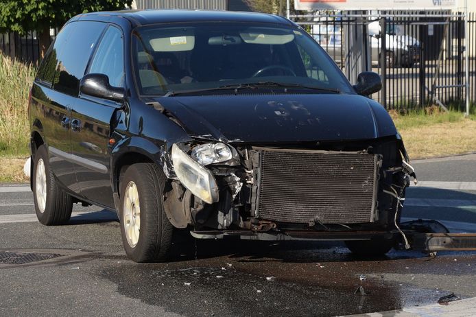 De auto's raakten flink beschadigd door de botsing in Waalwijk.