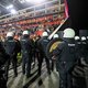 ▶ Onrust voor en tijdens Antwerp - Frankfurt: hooligans vernielen supporterscafé en relletjes in tribune