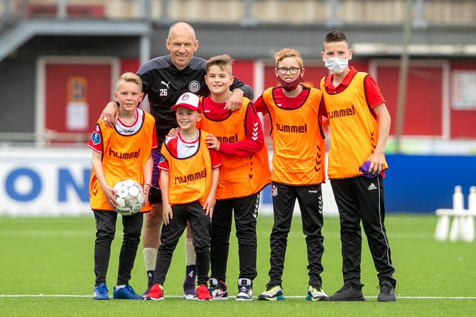 Publiek was er helaas niet bij in Emmen, maar Arjen Robben ging na de wedstrijd nog wel even op de foto met de ballenjongens.


during the match Emmen - Groningen