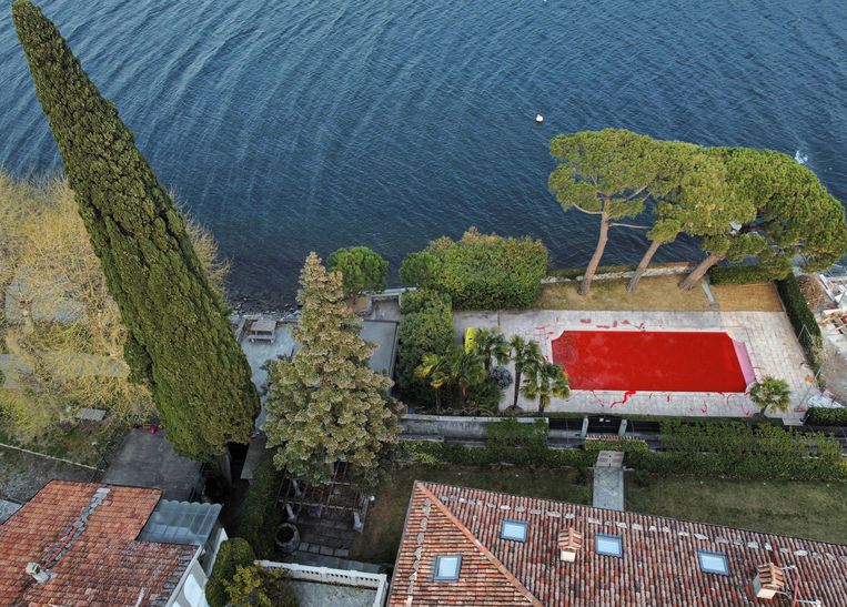 Het zwembad van de villa in Pianello del Lario kleurt nu bloedrood. Beeld REUTERS