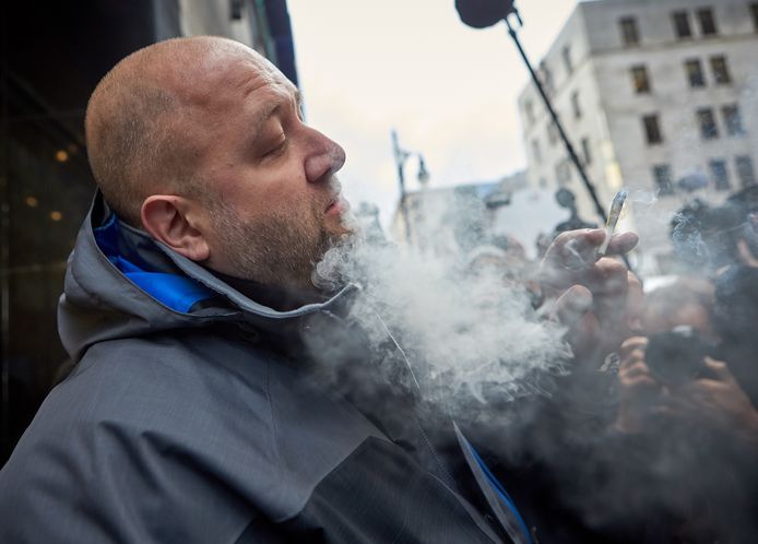 Daar is dan eindelijk het moment waar zo lang op is gewacht: de eerste (legale) joint.