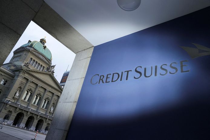 Le logo du Credit Suisse est photographié devant le bâtiment du Parlement suisse, à Berne, en Suisse (illustration).