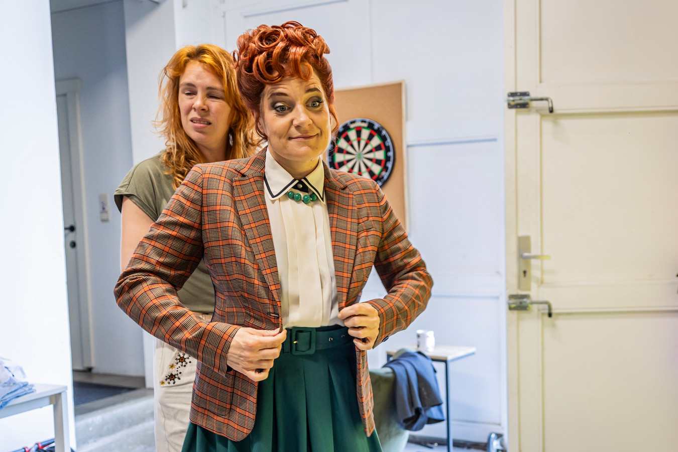 IN BEELD. Zo wordt Ruth Beeckmans getransformeerd in Miss Lynch voor de ...