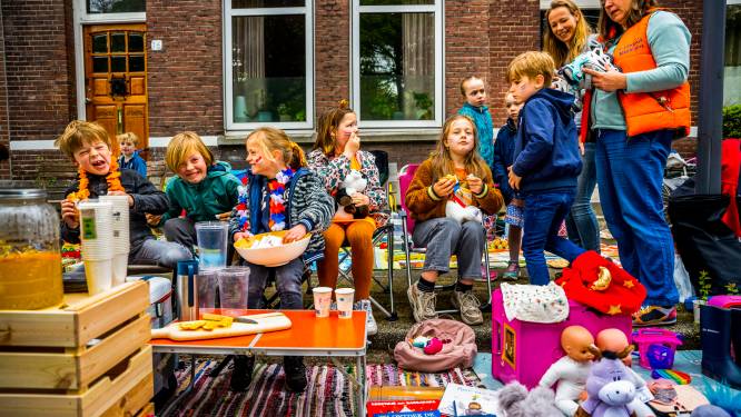 Op zoek naar parels tussen de rommel op de vrijmarkt: ‘Het liefst had ik mezelf nu gekloond’