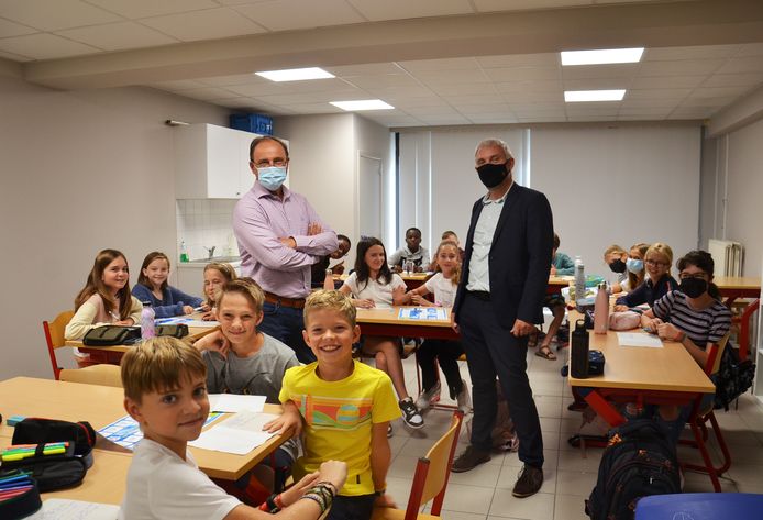 Schepen Jan De Nul en directeur Geert Monsaert in de nieuwe klaslokalen van de gemeenteschool Welle in het vroegere bankkantoor.