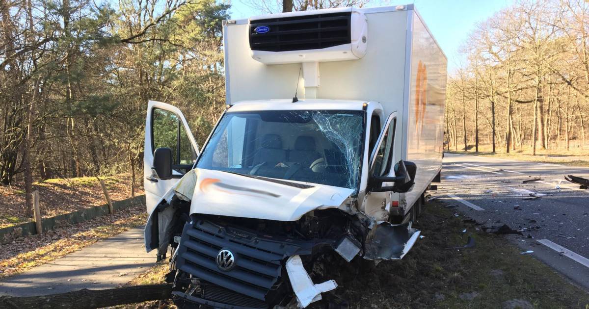 Provinciale weg tussen Tilburg en Breda dicht na ongeval.