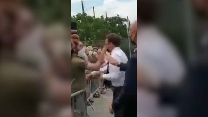 Macron kreeg dinsdag een klap op de zijkant van zijn gezicht. Beelden van het incident werden gedeeld op Twitter.