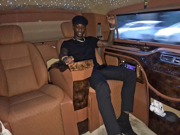 Eljero Elia in zijn luxueuze Mercedes Vito VIP-auto.