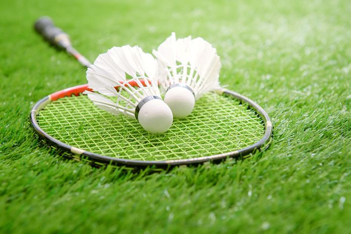 Badmintonracket en shuttles. Foto ter illustratie.
