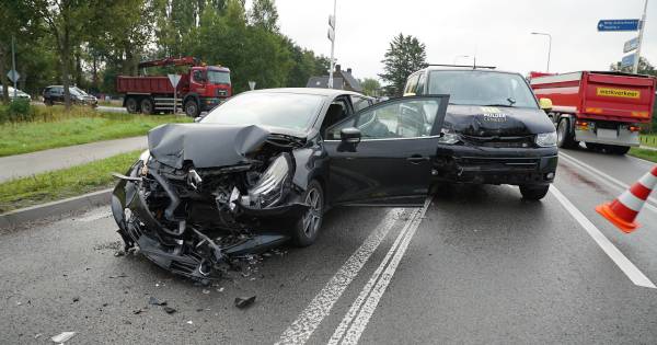 Grote verkeershinder na ongeval met vijf auto's op N345 bij Apeldoorn.