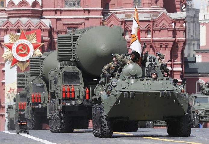 Militaire parade in Moskou waar de  hun nieuwste ballistische raket, genaamd Yars, wordt getoond.