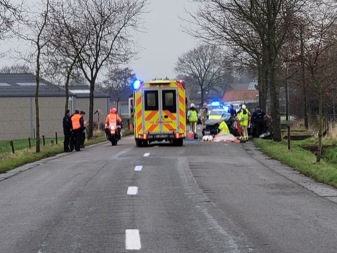 De personenwagen botste tegen een boom in de Steenstraat in Aartrijke. De bestuurder zat gekneld en werd bevrijd door de brandweer. De man raakte zwaargewond.