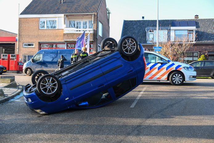 Over de kop geslagen auto
