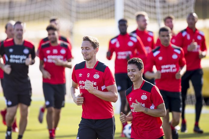 PSV-spelers Luuk de Jong  en Junior Mauro tijdens een trainingskamp in Florida.