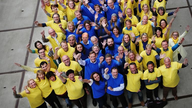 De Telegraafredactie in oktober 2014. Paradijs staat vooraan in het midden, met de vuist in de lucht, vlak voor Jansen. De foto markeert de overgang naar het tabloidformaat. Van de toenmalige eensgezindheid is volgens betrokkenen weinig over. Beeld Johannes Dalhuijsen/De Telegraaf 