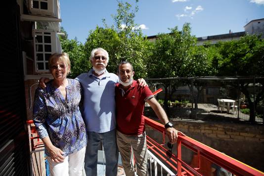 Marvin en Colleen Hewson poseren met hun airbnb-gastheer Fabio Sposato (rechts).