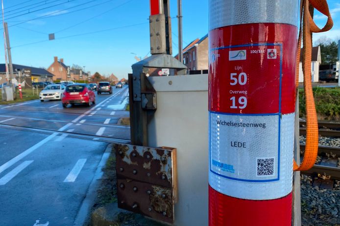 Een telefoontje naar het noodnummer '112' met de op de sticker van het spoorweglicht vermelde straat, gemeente, lijnnummer en overwegnummer volstaan om het spoorverkeer meteen stil te leggen.