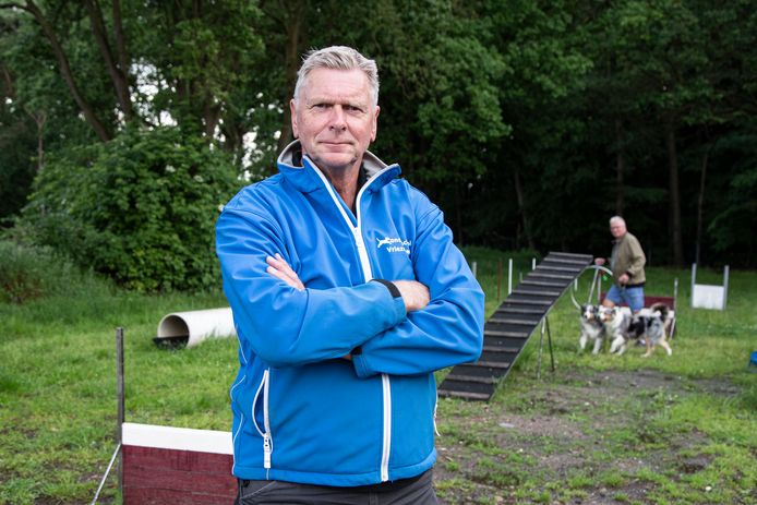 Martin Kuyper traint 30 jaar gezelschapshonden. Van puppycursus tot trainingen voor gevorderden. In Hoge Hexel heeft hij naast een binnenruimte zelfs een hindernisbaan.