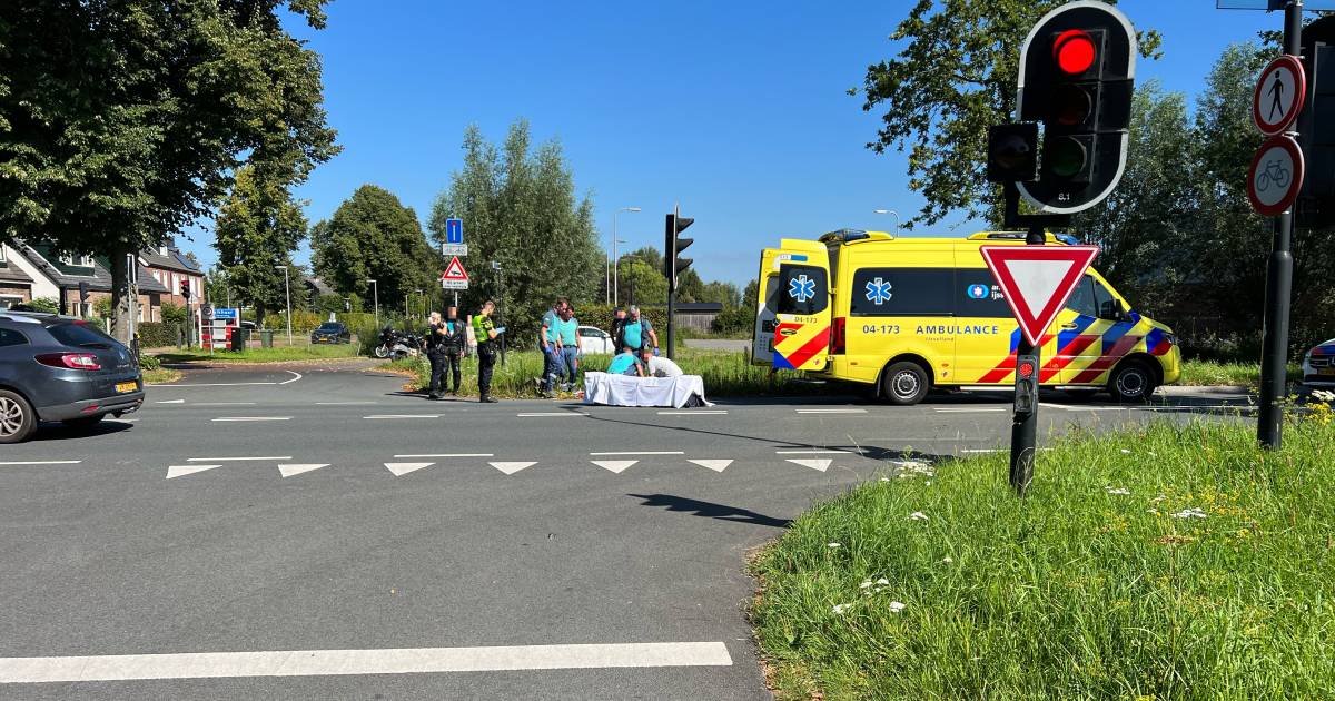 Man op scooter raakt gewond bij botsing met motorrijder op kruising bij Schalkhaar.