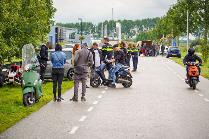 De situatie op de Hydrangea in Bemmel kort na de melding van een ongeluk tijdens vermoedelijk een illegale straatrace.