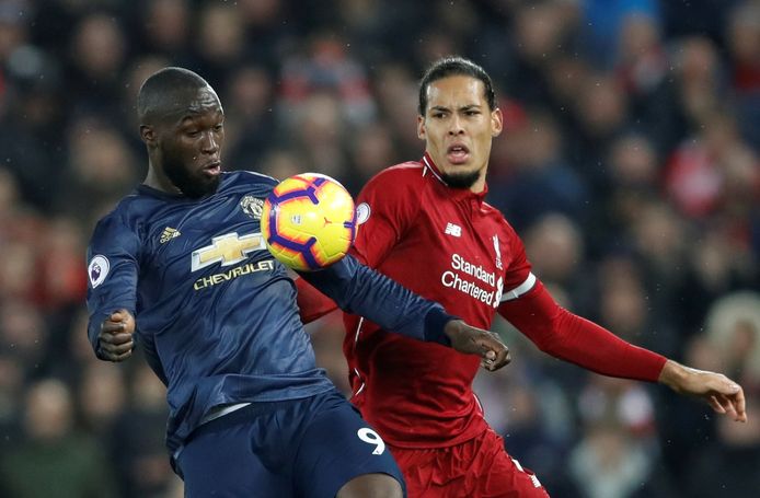 Virgil van Dijk in duel met Romelu Lukaku, toen nog spelend voor Manchester United.
