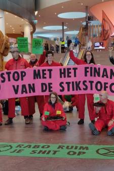Actievoerders dringen met dienbladen vol mest lobby van Rabobank in Utrecht binnen