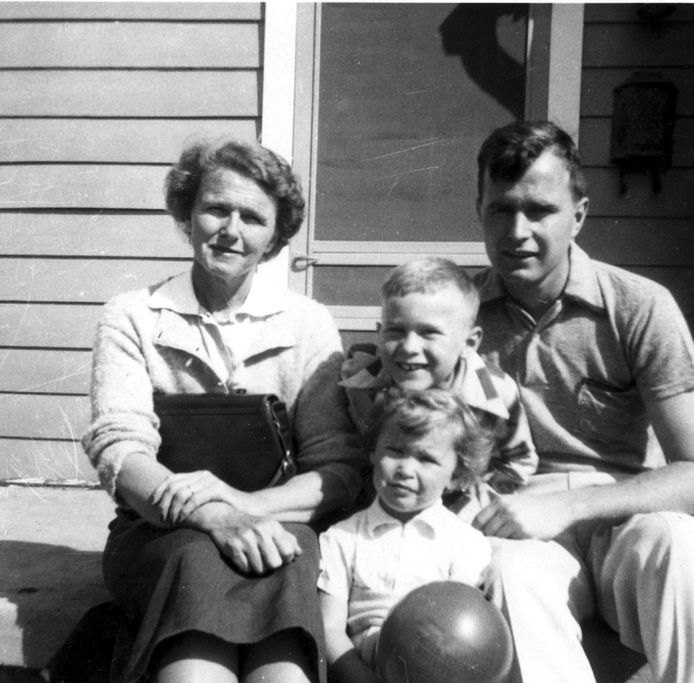 Dorothy Walker Bush met haar zoon, George H. W. Bush, en haar kleinkinderen, George W. en Robin Bush in april 1953.
