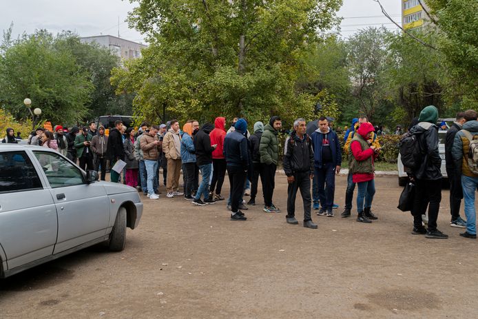 Russen in de rij aan een registratiecentrum in Kazachstan.