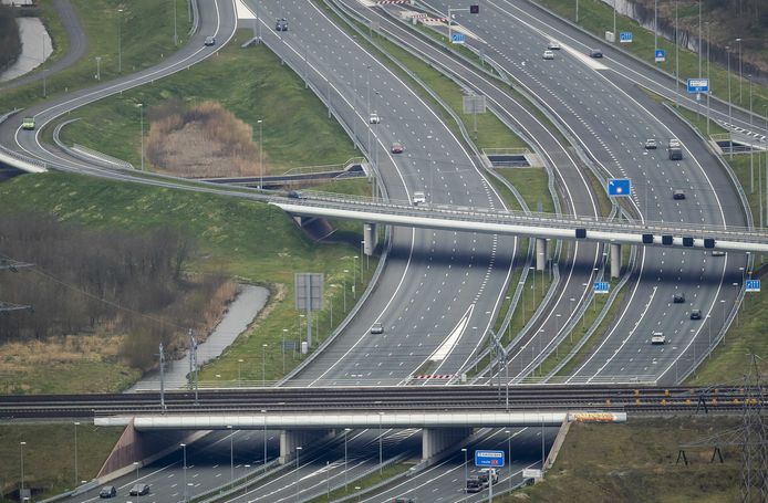 Luchtfoto eind maart van de ongewoon rustige snelweg A1 ter hoogte van Muiden.
