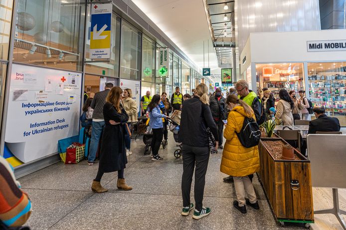 Het infopunt van het Rode Kruis in het station Brussel-Zuid.