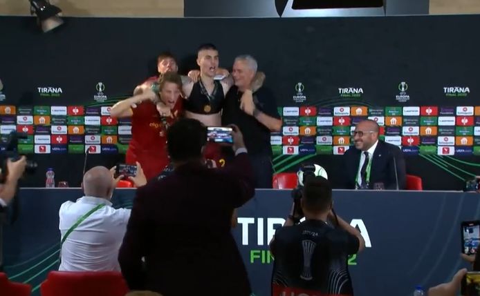 Mourinho danst en zingt met zijn spelers.