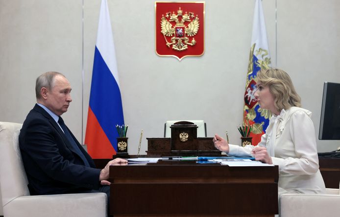 De Russische president Vladimir Poetin met kinderrechtencommissaris Maria Lvova-Belova.